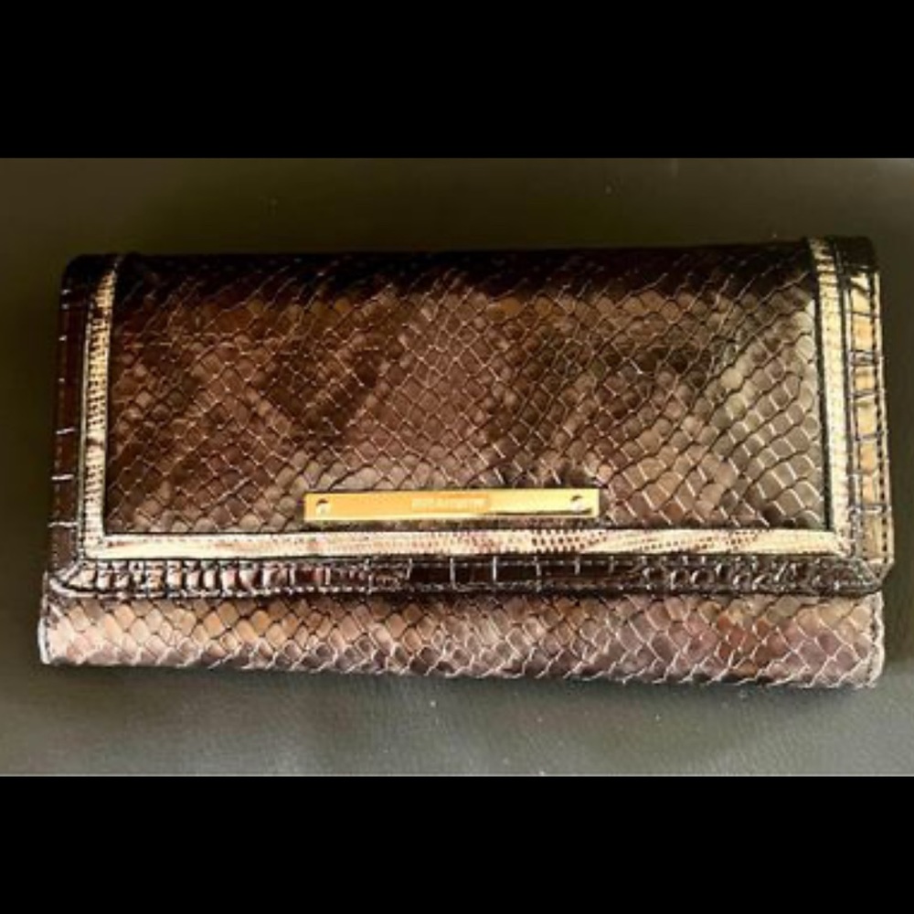 Gently used wallet in great condition!